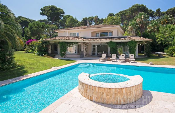 5 Of The Best Luxury Villas With Stunning Swimming Pool Views (To Die For) 7