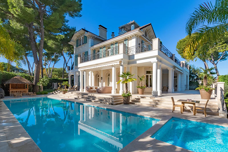 Image of a stunningly beautiful luxury villa with a swimming pool in the french riviera