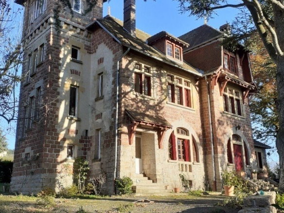 Villa/House For Sale in Charlieu 12