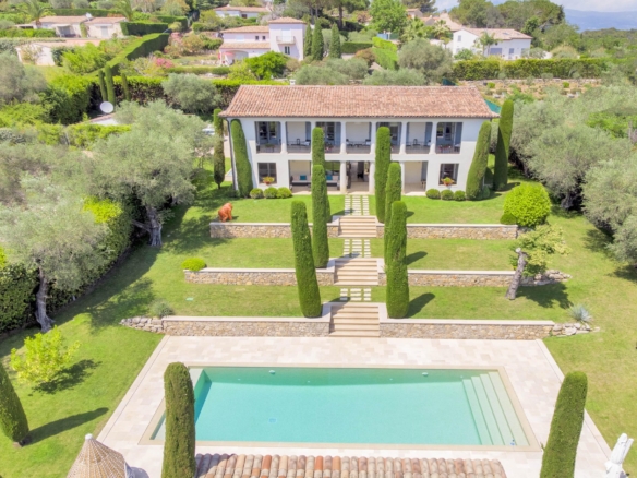 4 Bedroom Villa/House in Castellaras 24