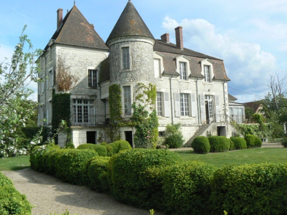 6 Bedroom Castle/Estates in La Trimouille 30