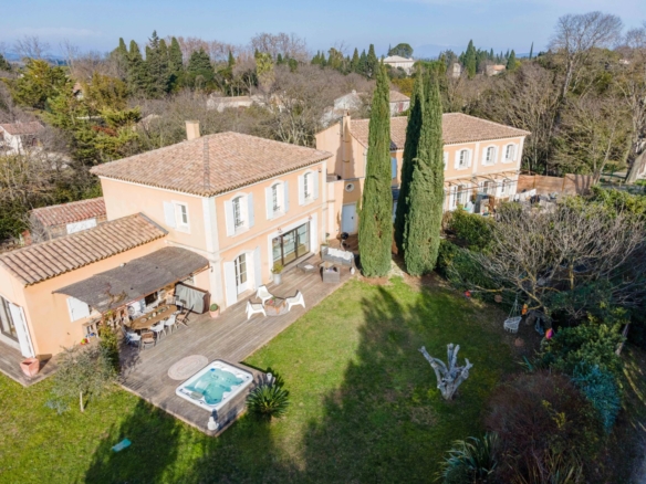 8 Bedroom Villa/House in St Remy De Provence 2