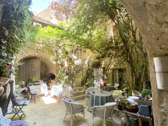9 Bedroom Villa/House in Lourmarin 12