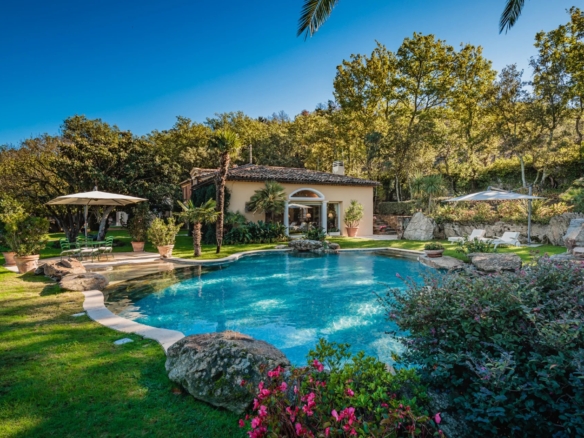 4 Bedroom Vineyard in Cogolin 20