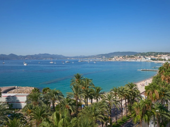 2 Bedroom Apartment in Cannes 6