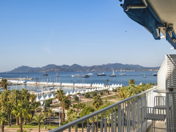 3 Bedroom Apartment in Cannes 12