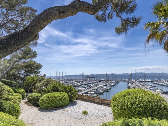 8 Bedroom Villa/House in St Raphael 32