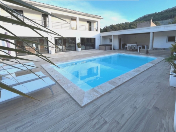 6 Bedroom Villa/House in Roquefort La Bedoule 36