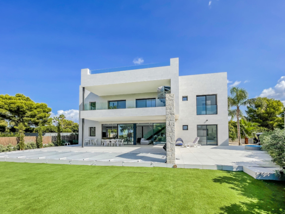 4 Bedroom Villa/House in Puigderros 16