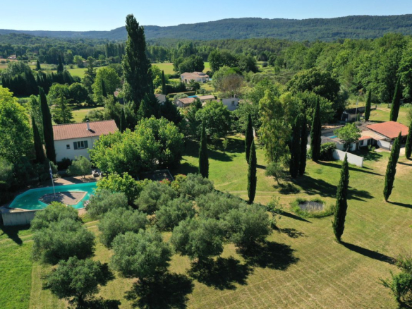 6 Bedroom Villa/House in Villecroze 2