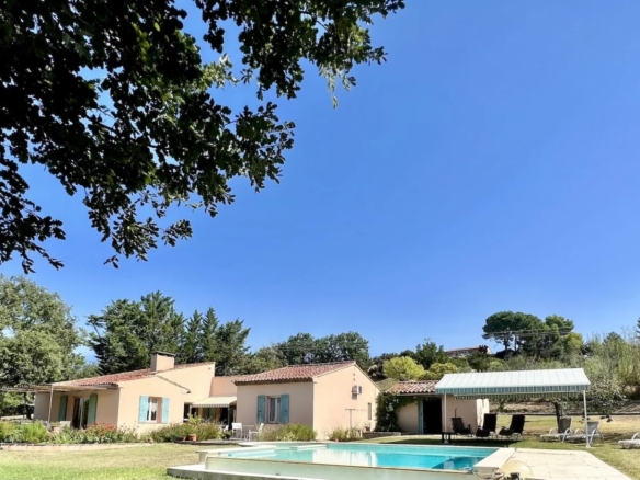 4 Bedroom Villa/House in Goult 12