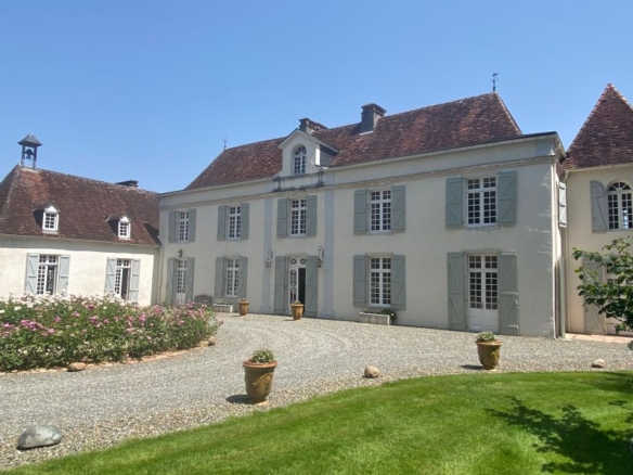 6 Bedroom Castle/Estates in Sauvagnon 28