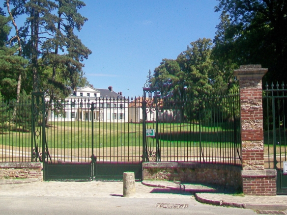 Castle/Estates in Outside Paris (30 Km +) 24
