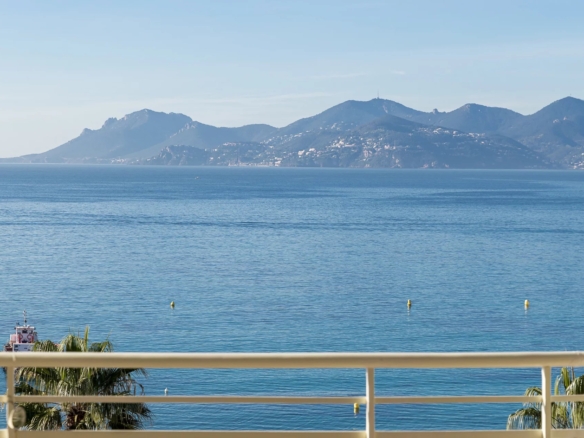 4 Bedroom Apartment in Cannes 16