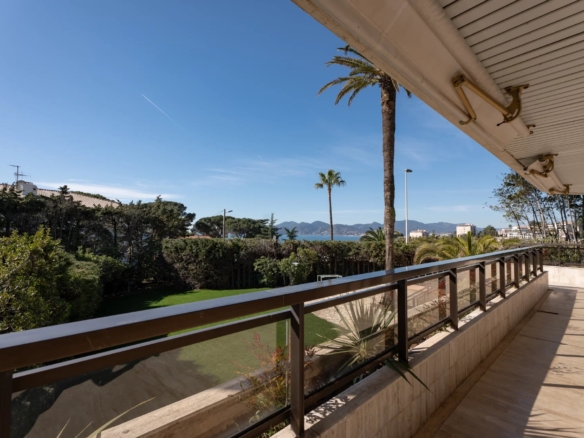5 Bedroom Apartment in Cannes 30
