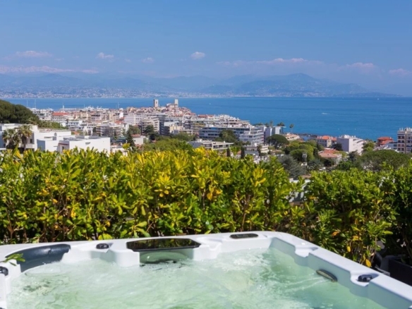 3 Bedroom Apartment in Juan Les Pins 32