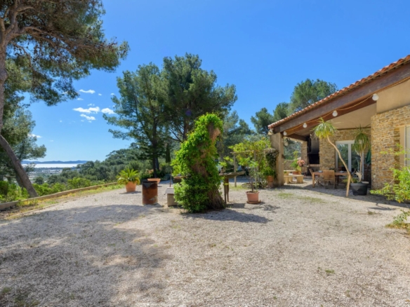 4 Bedroom Villa/House in Hyeres 8