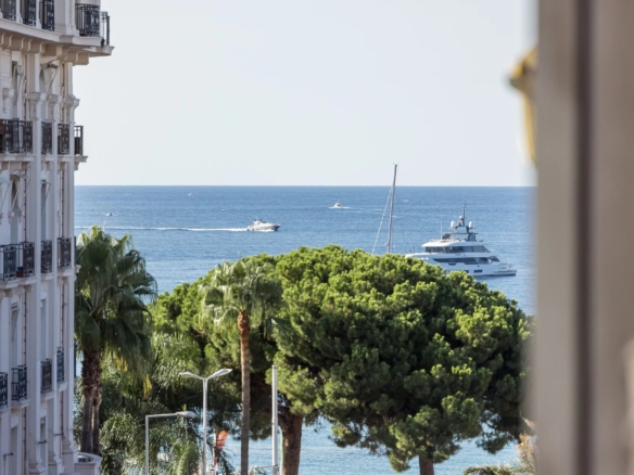 2 Bedroom Apartment in Cannes 32
