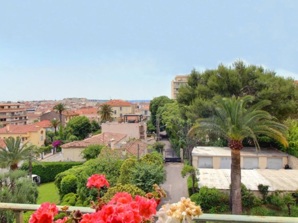 4 Bedroom Apartment in Cannes 32