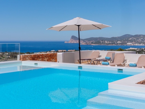 8 Bedroom Villa/House in Cala Comte 26