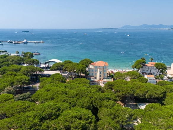 2 Bedroom Apartment in Juan Les Pins 24
