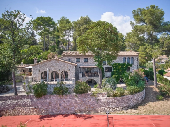 6 Bedroom Villa/House in Le Rouret 24