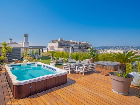 4 Bedroom Apartment in Juan Les Pins 12