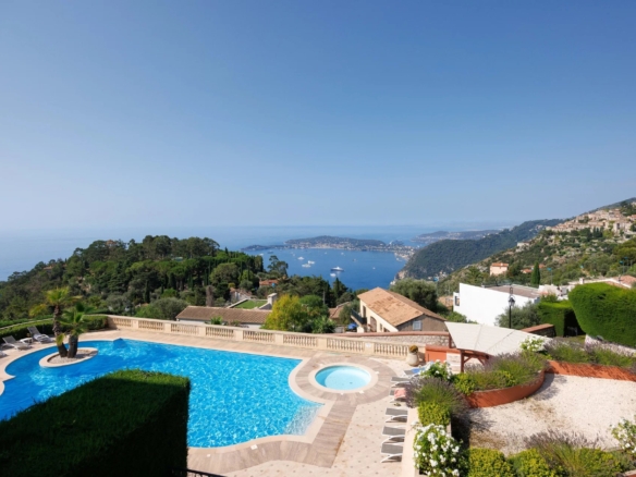 2 Bedroom Apartment in Eze 14