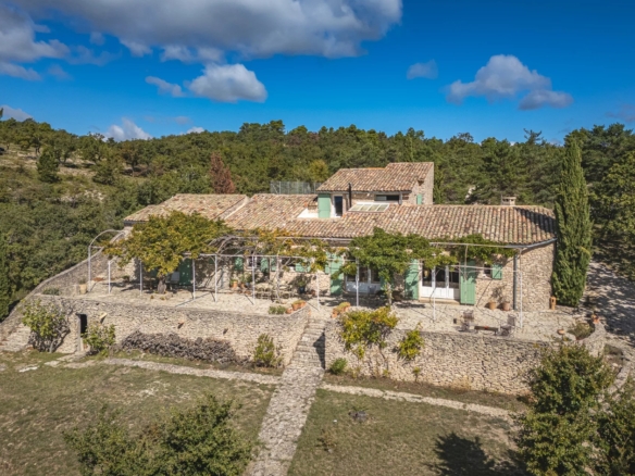 5 Bedroom Villa/House in Murs 10