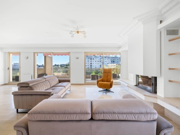 3 Bedroom Apartment in Nice 2