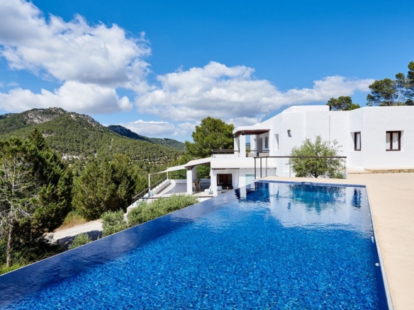 6 Bedroom Villa/House in Es Cubells 16