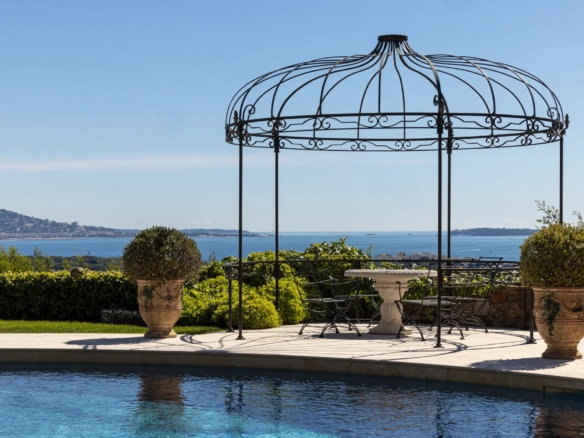 8 Bedroom Villa/House in Mandelieu La Napoule 16