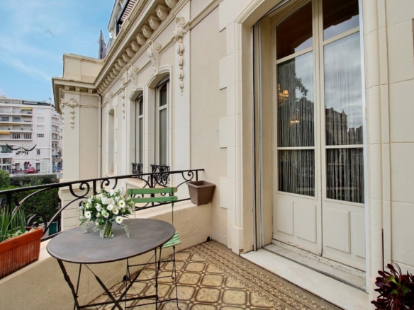 2 Bedroom Apartment in Cannes 10