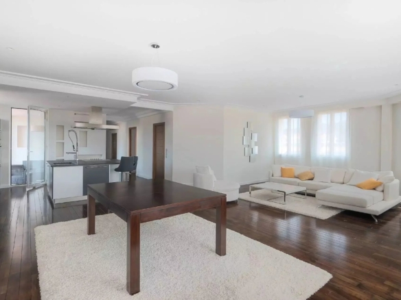 3 Bedroom Apartment in Cannes 32