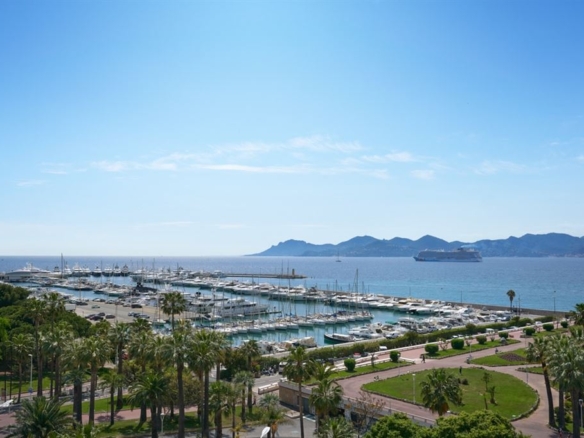 4 Bedroom Apartment in Cannes 2