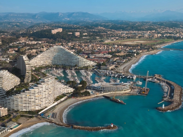 2 Bedroom Apartment in Villeneuve Loubet 30