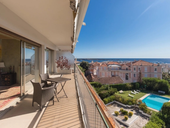 3 Bedroom Apartment in Cannes 32