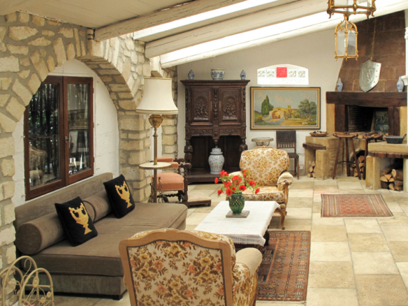 7 Bedroom Villa/House in Beaucaire 2