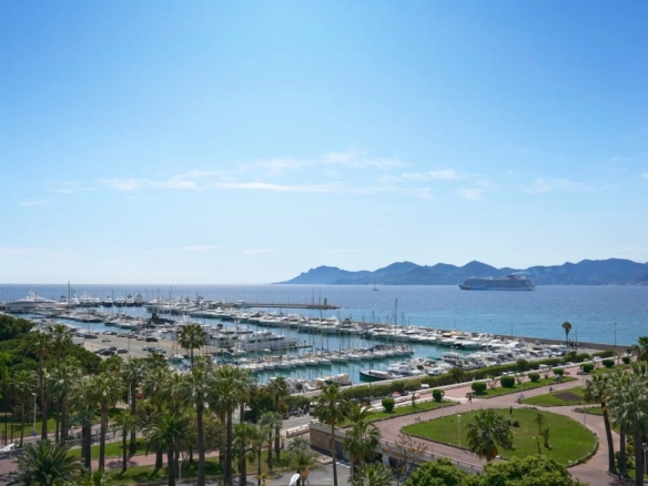 4 Bedroom Apartment in Cannes 30