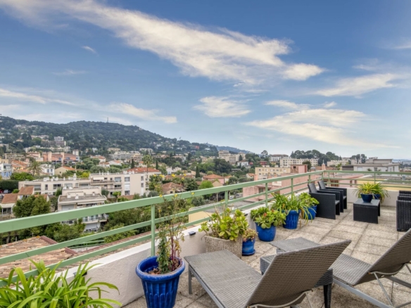 3 Bedroom Apartment in Le Cannet 32