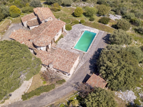 5 Bedroom Villa/House in Roquefort Les Pins 22