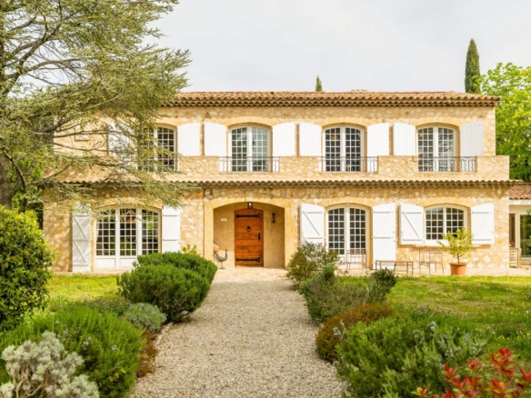 6 Bedroom Villa/House in Aix En Provence 32