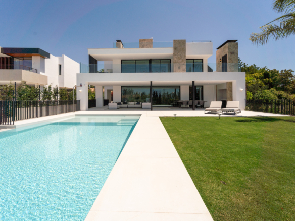 5 Bedroom Villa/House in Nueva Andalucía 28