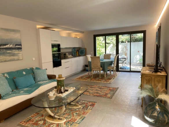 2 Bedroom Apartment in Saint Tropez 2