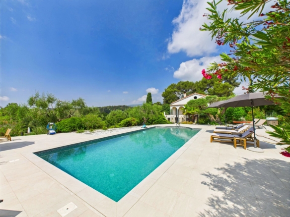 9 Bedroom Villa/House in Roquefort Les Pins 14