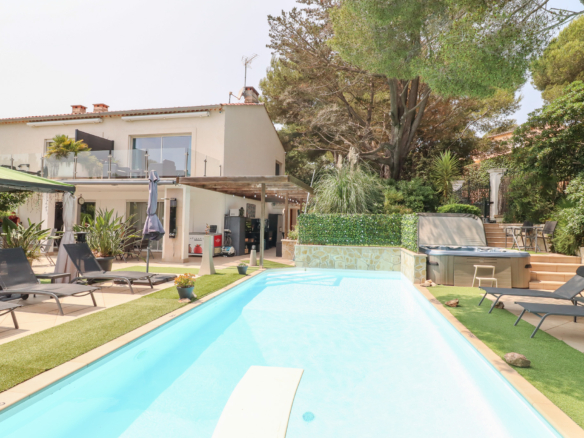 9 Bedroom Villa/House in Frejus 8