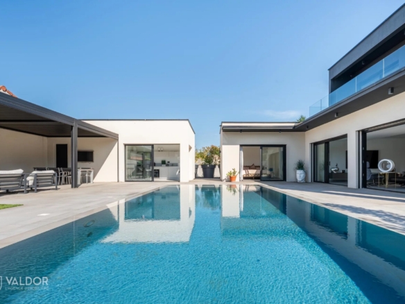 4 Bedroom Villa/House in Mâcon 22
