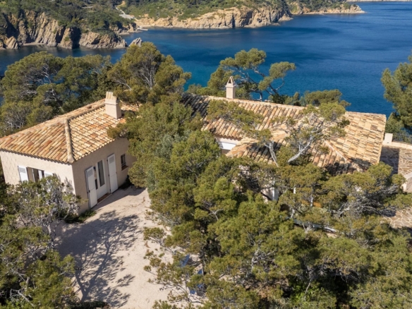 6 Bedroom Villa/House in Bormes Les Mimosas 14