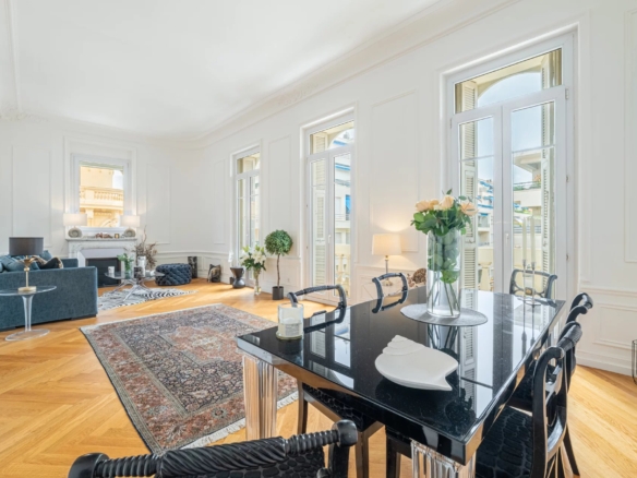 3 Bedroom Apartment in Nice 36