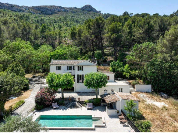 8 Bedroom Villa/House in Auriol 26